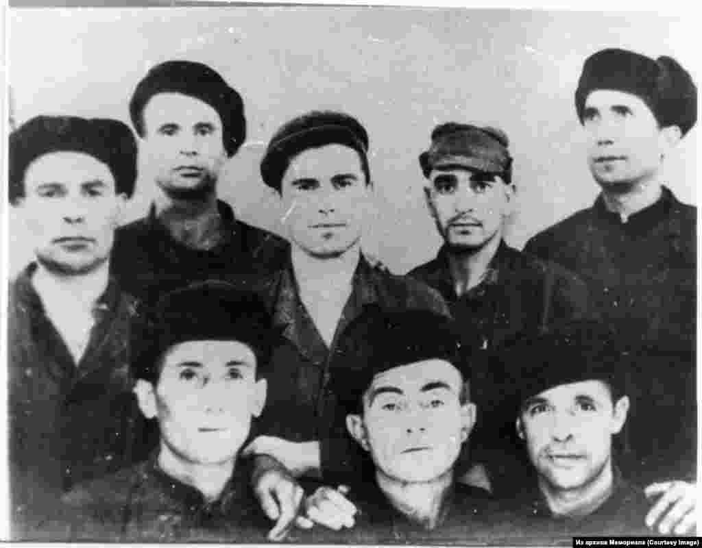 Кырымтатарлар лагерьда -- кырымтатар милли хәрәкәте әгъзалары 1968 елда Үзбәкстанның Навои шәһәре лагерында. Утырганнан сулдан уңга: Айдер Бариев (1938-2010), Исмаил Языджиев (1918/1920-1987), Иззет Хаиров (1938 елда туган). Басканнар сулдан уңга: Актем Асанов, Нариман Кадыров, Зейтулла Ибраимов, Решат Байрамов (1943 елда туган), Роллан Кадыев (1937-1990).
