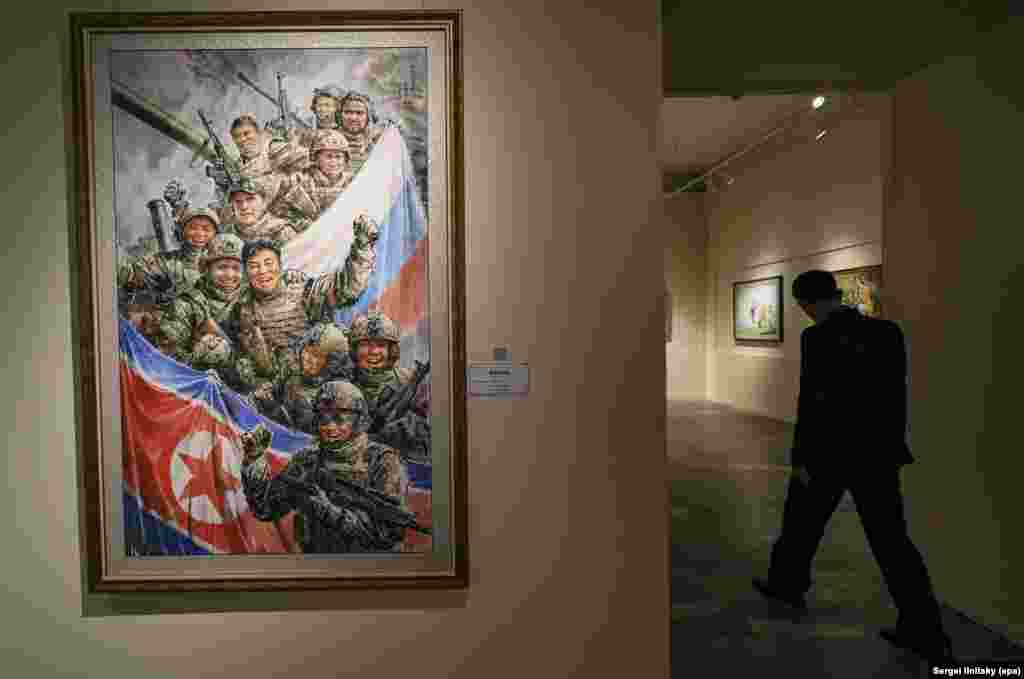 "Бир окоптун ичинде" картинасында түндүккореялык жана орусиялык аскерлер тартылган. "Улуу элдин өлкөсү" деген аталыштагы көргөзмө Москвадагы Бүткүл орусиялык декоративдик искусство музейинде өтүп жатат.