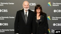 რობ რაინერი ცოლთან, მიშელ რაინერთან ერთად. ვაშინგტონი, 23 დეკემბერი, 2023 წელი