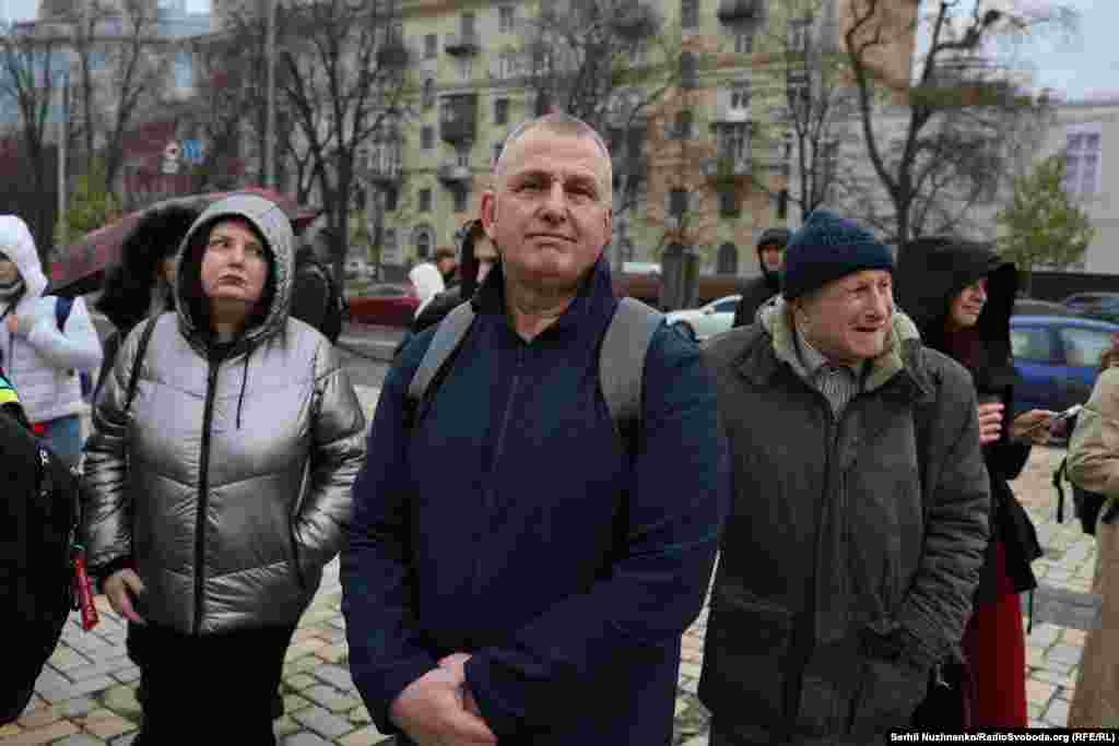 В акции «Пустые стулья» приняли участие освобожденные из неволи – Николай Семена, Владислав Есипенко, Максим Буткевич, Дмитрий Хилюк, Ление Умерова, Юлия «Тайра» Паевская. Киев, 15 ноября 2025 года.На фото журналисты: обозреватель Крым.Реалии (проект Радіо Свобода) Николай Семена (справа) и фрилансер Крым.Реалии Владислав Есипенко (в центре)