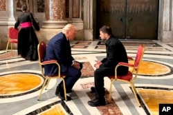 Президент Владимир Зеленский (справа) и президент США Дональд Трамп беседуют во время похорон папы Франциска в соборе Святого Петра. Ватикан, 26 апреля 2025 года