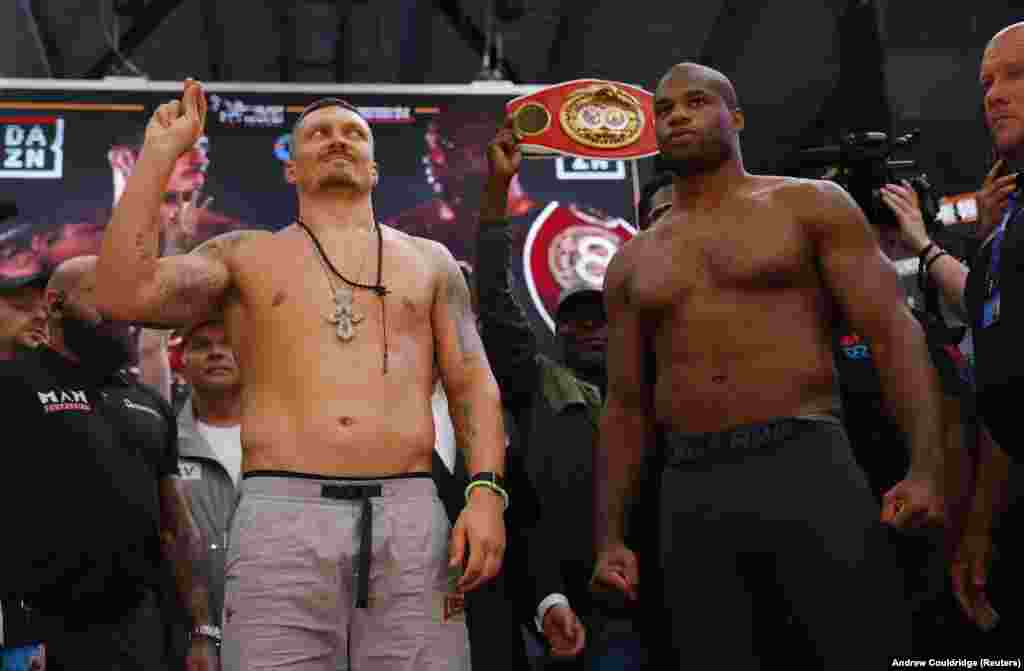 Вусік і Дэніэль Дзюбуа падчас узважваньня 18 ліпеня.Вусік заявіў, што на фоне расейскага ўварваньня, якое працягваецца, яго перш за ўсё матывуе натхненьне, якое ён дорыць сваім суайчыньнікам-украінцам. «Я цяпер баксую не дзеля пояса, я баксую дзеля ўсіх, хто абараняе нашу краіну, і ў памяць аб тых ваярах, якіх больш няма з намі».Бой Вусік—Дзюбуа адбудзецца на лёнданскім стадыёне "Уэмблі" 19 ліпеня.