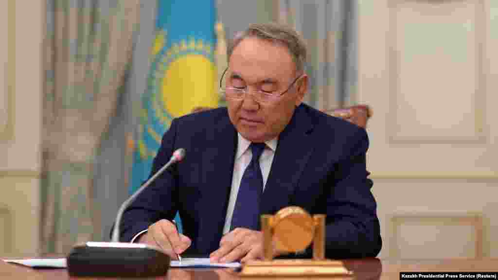 2019 жылғы 19 наурызда Астана уақытымен сағат 19:00-да Қазақстан президенті Нұрсұлтан Назарбаев республикалық телеарналардан халыққа үндеу жасап, президенттік өкілетін тоқтататынын&nbsp;мәлімдеді. Назарбаев үндеу жасап жатқанда қол қойған "Қазақстан Республикасы президентінің өкілетін атқару туралы" жарлыққа сәйкес, оның президенттік өкілеті 20 наурызда тоқтатылады.&nbsp;Назарбаев сайлауға дейін уақытша президент қызметін парламент сенатының төрағасы Қасым-Жомарт Тоқаев атқаратынын айтты. Суретте: Нұрсұлтан Назарбаев биліктен кететінін жариялаған сәт. Астана, 19 наурыз 2019 жыл.