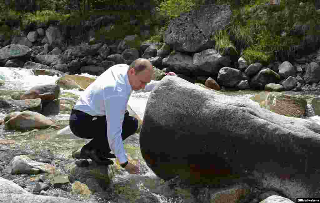 Глава РФ в государственной резиденции "Ак-Сай" в Ала-Арче.