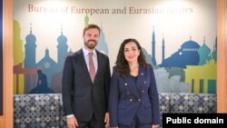 Presidentja e Kosovës, Vjosa Osmani e ka takuar diplomatin amerikan, Brendan Hanrahan, më 9 korrik në Uashington.