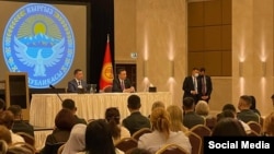 Жолугушууда тартылган сүрөт.