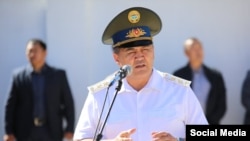 Камчыбек Ташиев Улуттук коопсуздук боюнча мамлекеттик комитеттин (УКМК) Алай райондук бөлүмүнүн жаңы имаратын ачып жатканда тартылган сүрөт.  25-сентябрь.