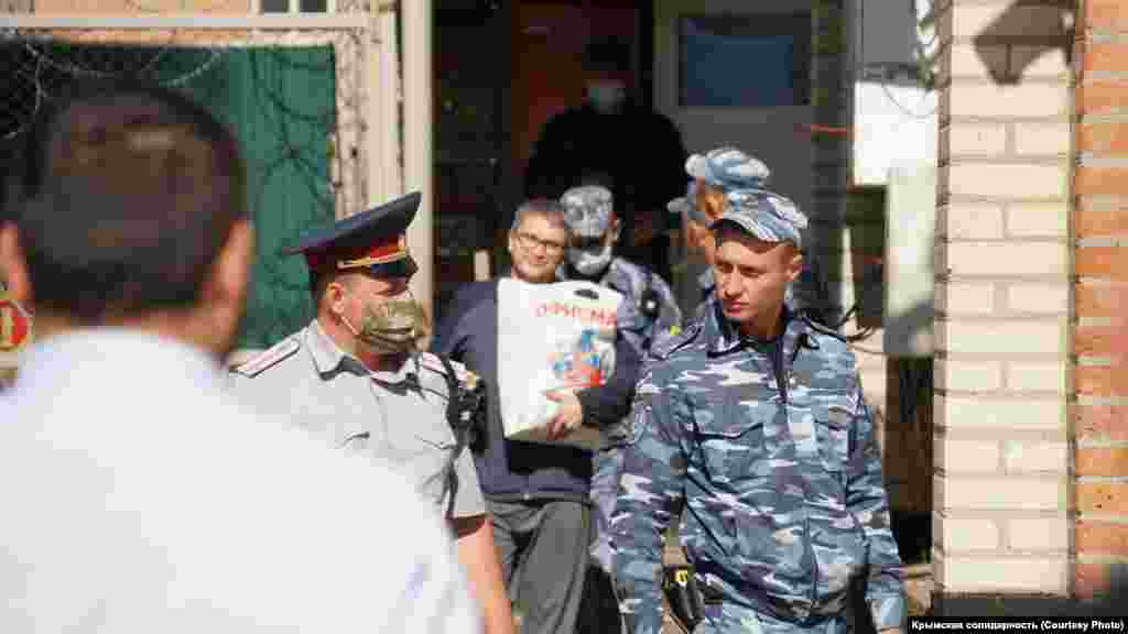 Вранці 21 вересня на сторінці Еміля Курбедінова у Facebook з'явилася публікація з текстом: &laquo;Їдемо в колонію, звідки сьогодні має звільнитися громадянський журналіст, політв'язень Наріман Мемедемінов. Ми їдемо, Нарімане! Народ чекає на тебе вдома!&raquo;