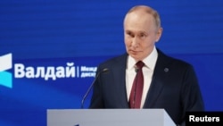 Președintele Rusiei, Vladimir Putin, ține un discurs în timpul întâlnirii Clubului de Discuții Valdai de la Soci, pe 2 octombrie 2025. 