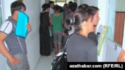 Azatlyk Radiosy bilen söhbetdeş bolýan ýerli ýaşaýjylaryň aýtmaklaryna görä, şu günler raýatlara berilýän raýatlyk pasportlarynda şol dokumentleri berýän edaralar tarapyndan maglumatlar köplenç ýalňyş ýazylýar.