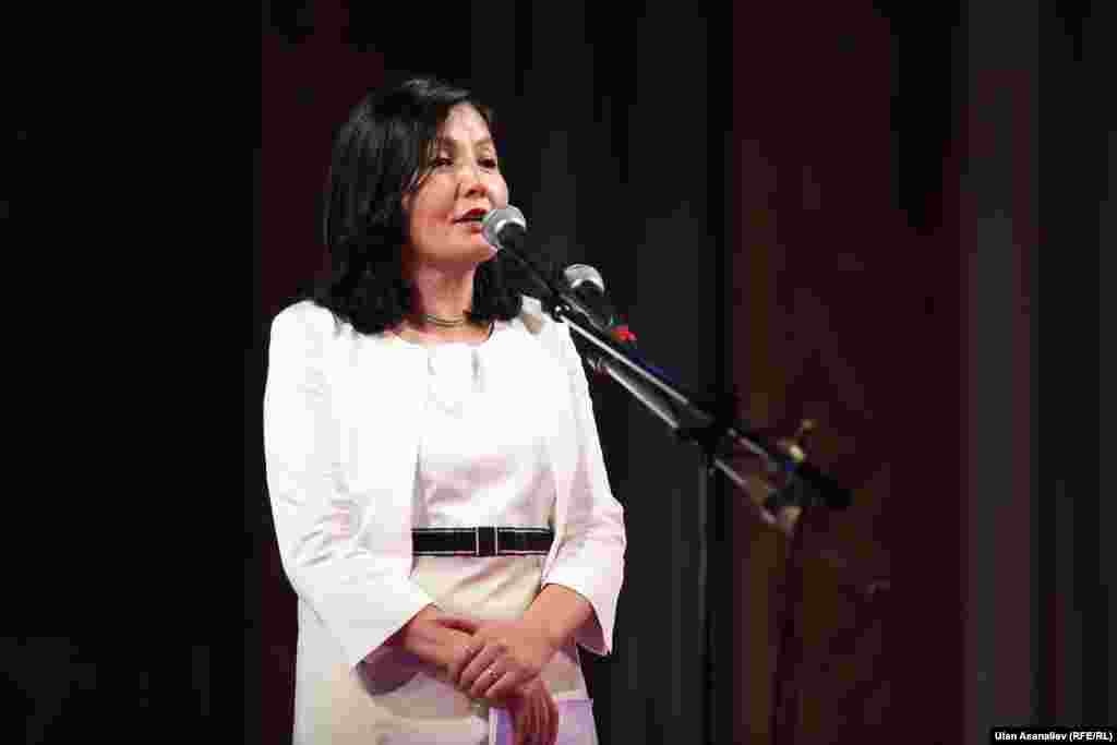 "Азаттык" үналгысынын деректири Венера Сагындык кызы салтанаттын ачылышында сүйлөп жатат.