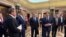 აშშ-ის სახელმწიფო მდივანი მარკო რუბიო, რუსეთის საგარეო საქმეთა მინისტრი სერგეი ლავროვი, რუსეთის პრეზიდენტის ვლადიმირ პუტინის მრჩეველი საგარეო პოლიტიკის საკითხებში იური უშაკოვი და დელეგაციის სხვა წევრები. ელ-რიადი, 2025 წლის 18 თებერვალი.
