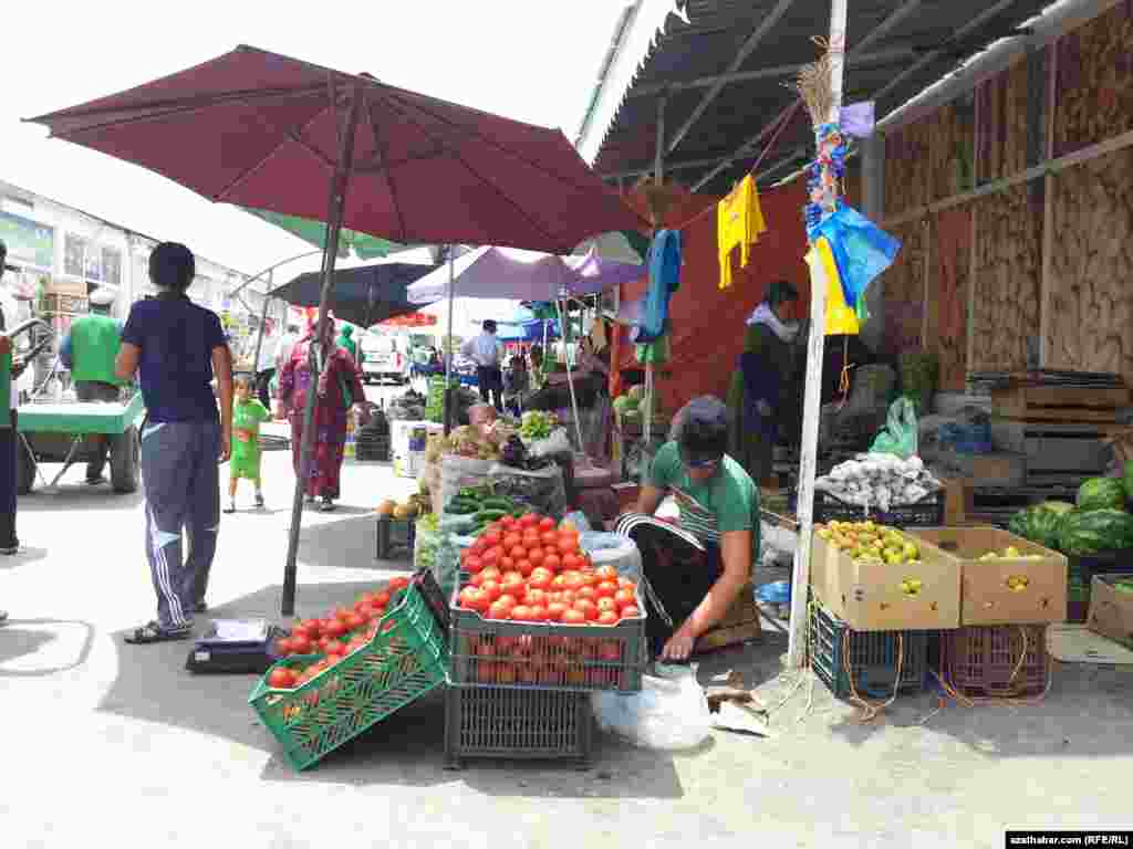 Aşgabadyň bazarlarynyň birinde gök-önüm satýan çaga.