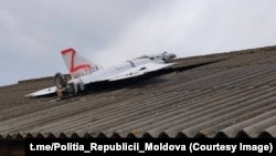 Imagine publicată de Poliția moldoveană cu o dronă care a aterizat pe casa unui paznic dintr-o livadă din localitatea Cuhureștii de Jos, raionul Florești pe 25 noiembrie 2025