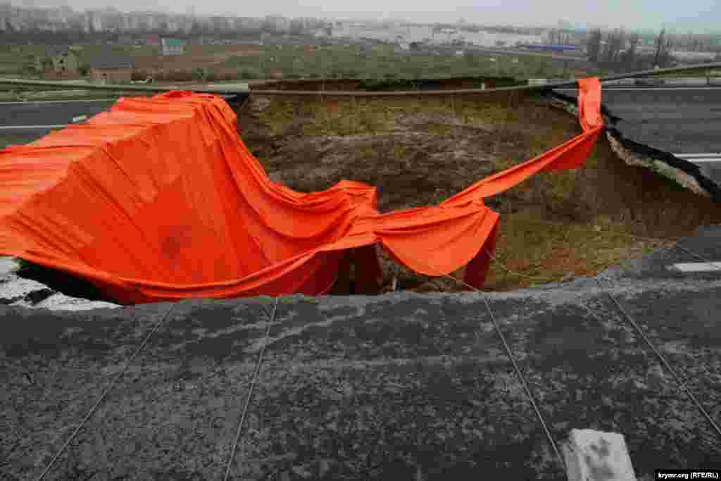 Фатальна яма на Євпаторійській об'їзній накрита шматком брезенту