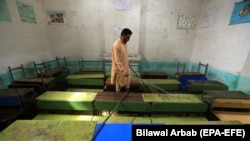 د پاکستان په یوه سکول ګې یو ملازم د درس خونه پاکوي: انځور له ارشیفه 