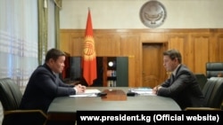 Президенттин милдетин аткаруучу Талант Мамытов жана өкмөт башчынын милдетин аткаруучу Артем Новиков.  2020-жылдын 17-ноябры.