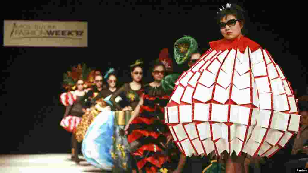 Неделя моды в Бишкеке, 4 апреля. Модели молодых киргизских дизайнеров. (Reuters/Владимир Пирогов)