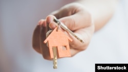 Termenul de privatizare pentru locuințe a fost prelungit de mai multe ori, ultima dată în anul 2021, până în 2024. 