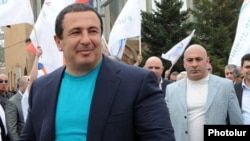 Գագիկ Ծառուկյան, հետին պլանում՝ Էդուարդ Բաբայան