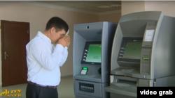 Maňlaýyna pul sylýan adam. Illýustrasiýa suraty. Türkmenistanyň döwlet telewideniýesinden alyndy.