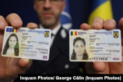 Pe lângă lipsa cipului, cartea de electronică simplă nu conține și steagul UE.