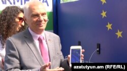 Глава делегации ЕС в Армении Петр Свитальский принимает участие в церемонии открытия автобусной остановки, работающей на солнечной энергии, Ереван, 7 июля 2017 г․ 