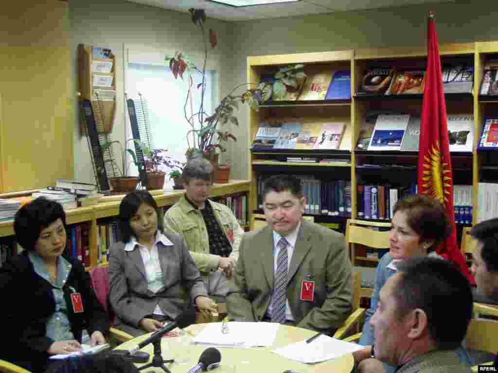 Бүбүкан Досалиева &laquo;Азаттыктагы&raquo; кесиптештери жана АКШнын Кыргызстандагы мурдагы элчиси Мари Йованович менен.&nbsp;