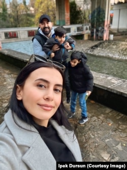 Ipeku me familjen e saj në Mal të Zi.