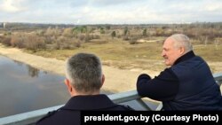 Глава Беларуси Александр Лукашенко в Мозыре на мосту через реку Припять