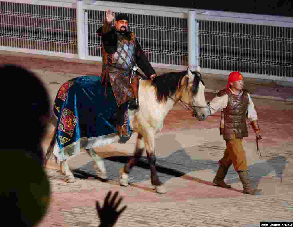 Актер Стивен Сигал оюндун ачылышында стадионго ат минип, шайдоот кирип келди. Актёрду эл кыйкырык-сүрөөн менен тосуп алды.&nbsp;