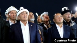 Камчыбек Ташиев, Эрнисбек Ормоков биринчи катарда. Архив сүрөт.