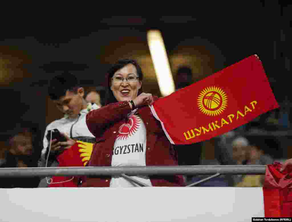 Бириккен Араб Эмирлигинин Дубай, Абу-Даби, Ал-Айн шаарларында жашаган жаштар чогулуп, Кыргызстан - Түштүк Корея курама командаларын көрүү үчүн келишкен.