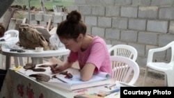 Кан-Дөбөдөгү археологиялык табылгаларды изилдөө учуру.