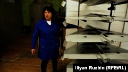 Инж. Венета Попова пред един от стелажите с корпуси