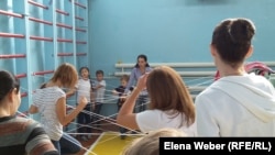 «Аутизмді жеңуге болады» жобасы аясында Қарағандыда спорт ойындарын ойнап жатқан балалар.  