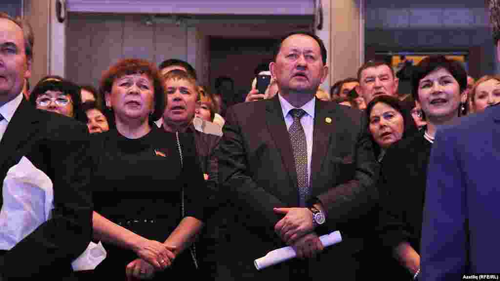 Дәүләт шурасы рәисе урынбасары Римма Ратникова һәм мәдәният министры Айрат Сибагатуллин башкалар белән "Туган тел" җырын җырлады