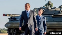 «Билікті күшпен басып алмақ болды» және «жер дауына қатысты митингілерді қаржыландырды» деген айыптармен сотталған шымкенттік бизнесмен Тоқтар Төлешов (алдыңғы қатарда).  