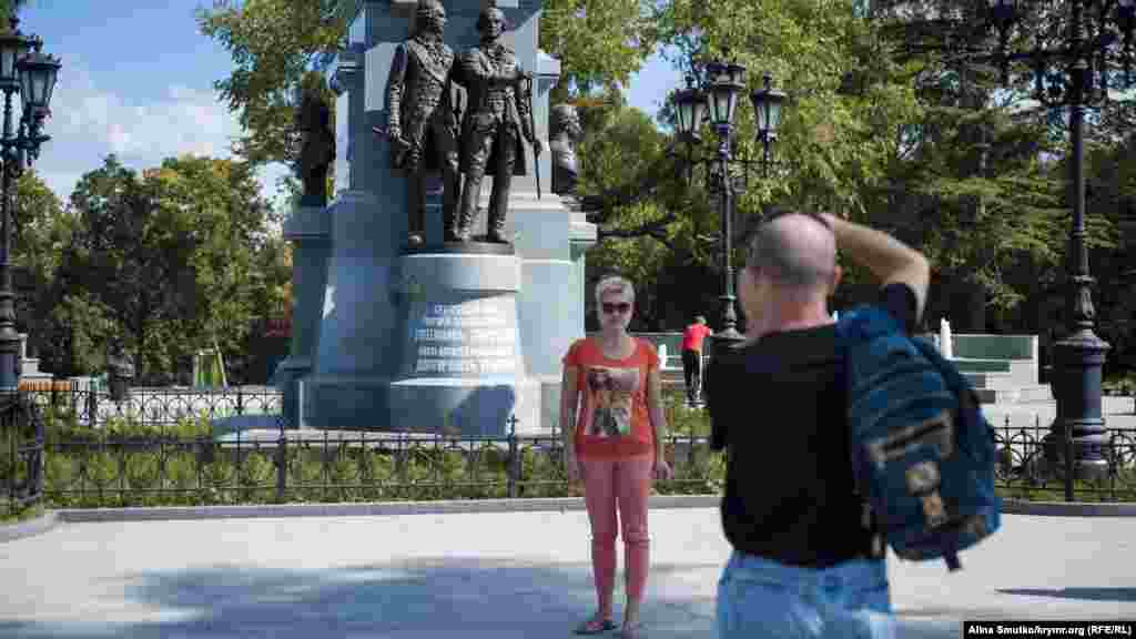 Скульптури Григорія Потьомкіна і Василя Долгорукого. Відповідно до старої версії монумента 1890 року, біля підніжжя пам'ятника Катерині розташовувалися скульптури державних діячів катерининської епохи, які брали участь у приєднанні Криму до Російської імперії: князів Григорія Потьомкіна, Василя Долгорукого, полководця Алекскандра Суворова і посланника Росії в Туреччині Якова Булгакова. У новому монументі всіх діячів навколо Катерини також відновили. Позаду на постаменті красується напис &laquo;Пам'ятник відроджений на честь возз'єднання Криму з Росією 2014 року назавжди&raquo;