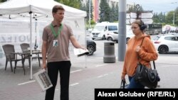 Activist al Blocului Alternativa împarte materiale electorale în centrul Chișinăului, 15 septembrie 2025