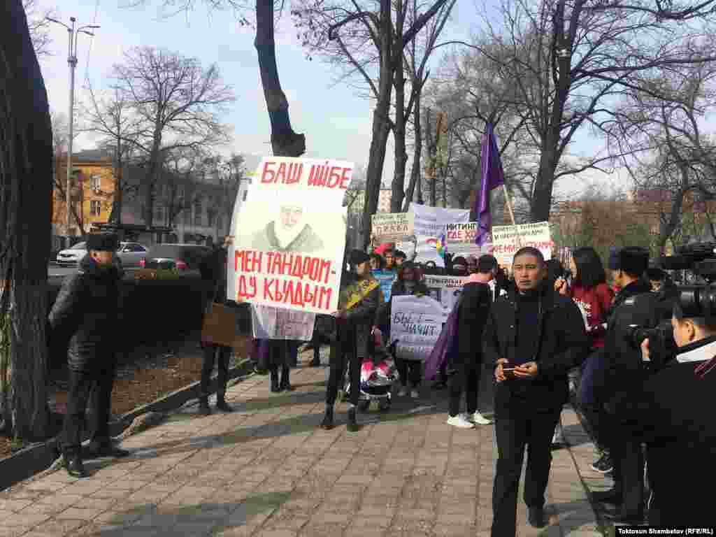 Чогулгандар "Россия" кинотеатрынын жанынан баштап Курманжан Датканын айкелине чейин жөө барышты.&nbsp;