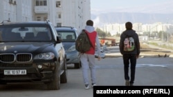 Туркменская молодежь (иллюстрация)  