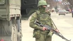 Naoružani vojnici bez oznaka patroliraju u Simferopolu