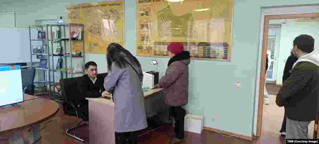 Бишкек убактысы боюнча саат 08:00гө карата Кыргыз Республикасынан аймагынан тышкары Орусия, Жапония, Түштүк Корея, Кытай, Малайзия жана Монголияда түзүлгөн 22 шайлоо участкасында добуш берүү жүрүүдө.