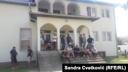 Banorët e Vërbocit duke protestuar pranë Organit të përkohshëm komunal të Vitisë për shkak të papunësisë. 6 gusht 2021. 