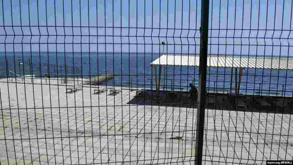 За пляжем &laquo;Чорномор'я&raquo; розташований пляж санаторію &laquo;Узбекистан&raquo;, що протягом багатьох років закритий на ремонт. Втім, режим тут не такий суворий, як у &laquo;Чорномор'ї&raquo;, деяким відпочивальникам вдається на нього пробратися