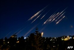 Raketat e lëshuara nga Irani janë fotografuar në qiellin mbi Jerusalem më 14 qershor 2025.