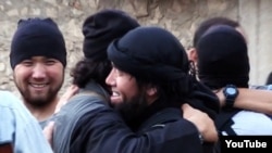 Сирияға аттанған Қазақстандық жиһадшылар. Youtube желісінен алынған скриншот.  