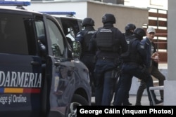 Alexandru Balan, fost director adjunct al Serviciului de Informații și Securitate (SIS) din Republica Moldova, este adus de către jandarmi la sediul central al DIICOT din București, 9 septembrie 2025.