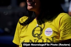 Mbështetëse e presidentit amerikan, Donald Trump duke mbajtur një bluzë me mbishkrimin QAnon.